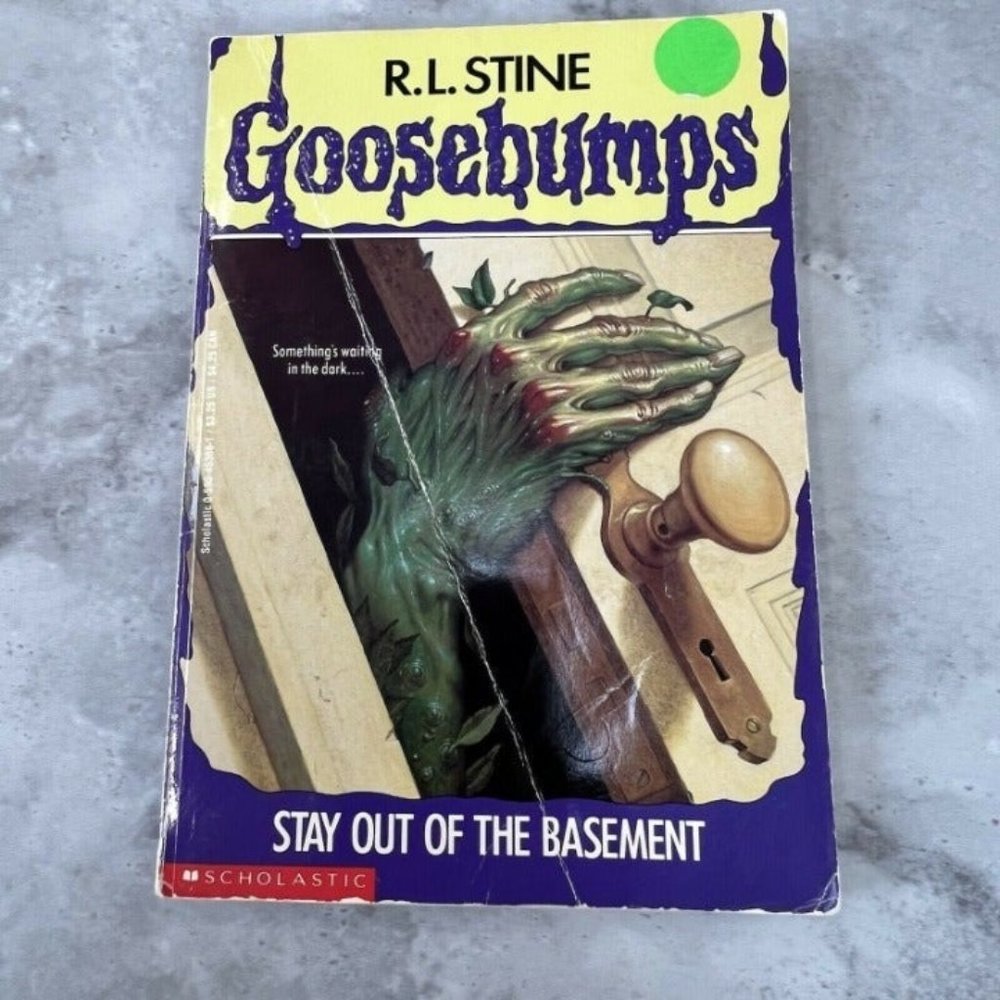 Stay Out of the‎ Basement Paperback R. L. Stine #2 Scholastic